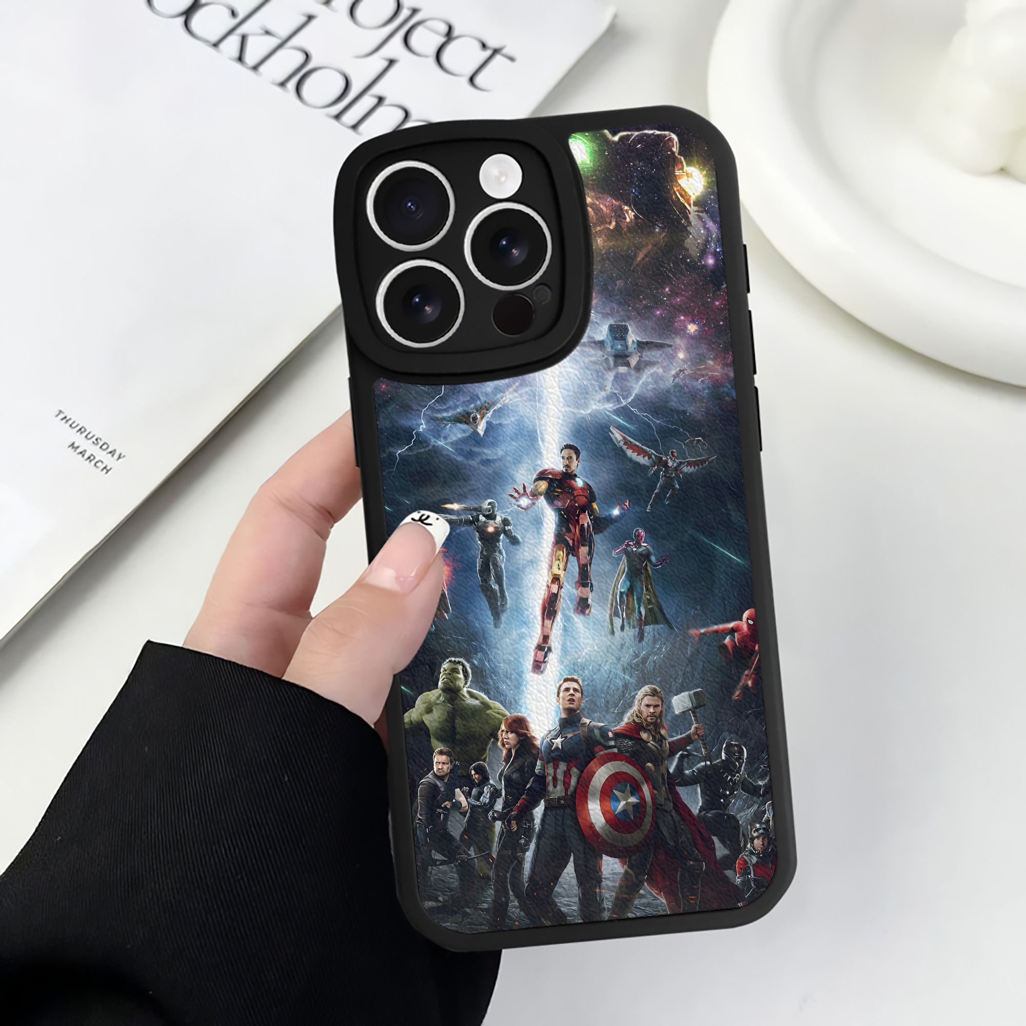 （画像用） アベンジャーズ The Avengers 【iPhone 16シリーズ対応】シリコンスマホケース（レザー調） 材質：シリコン